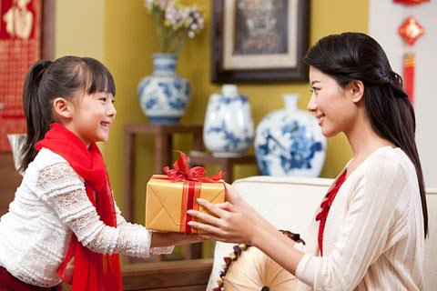 Parents should teach your children to say thank you when receiving gifts from others