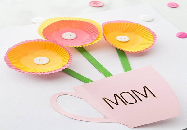 Teach your child to make a creative card for mom with cupcakes