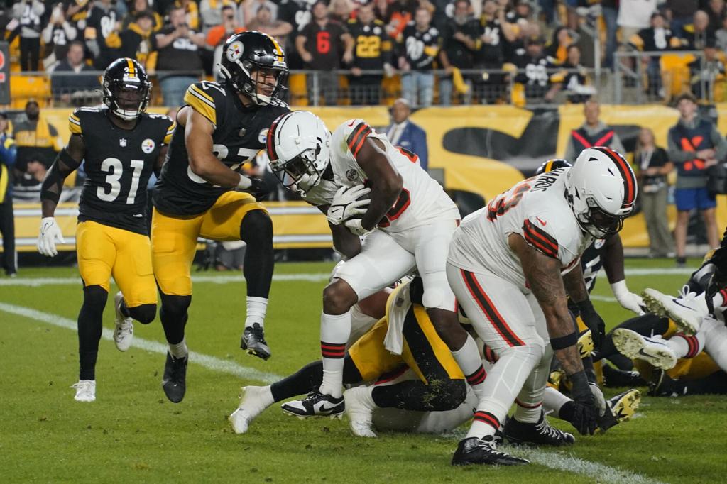 T.J. Watt's scoop-and-score lifts Steelers past Browns 26-22 as Cleveland loses Nick Chubb to injury | National Sports | idahopress.com