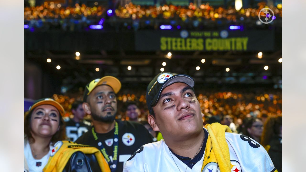 Steelers fans in Mexico show their support